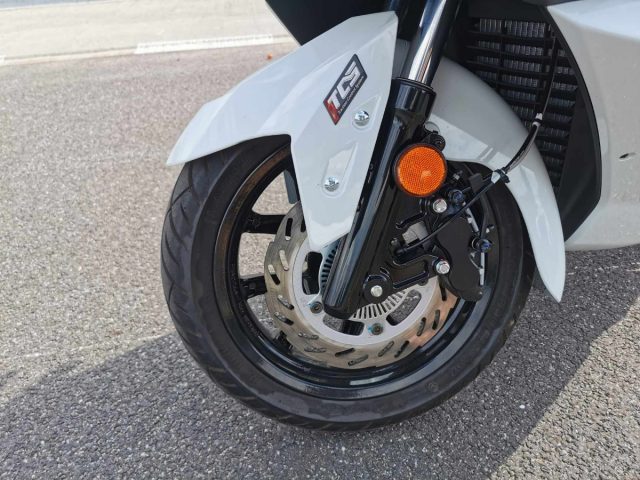 Cruisym &alpha; 300 – maszyna dla każdego, kto chce bezpiecznie nie stać w korkach [test, recenzja, opinia, wady, zalety, dane techniczne]