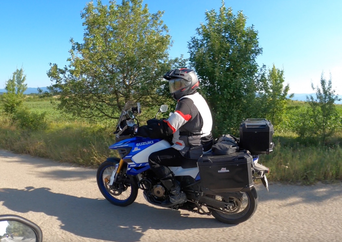 Suzuki V-Strom 1050DE. Wygodny turysta z terenowymi ambicjami [test, recenzja, dane techniczne, opinia]
