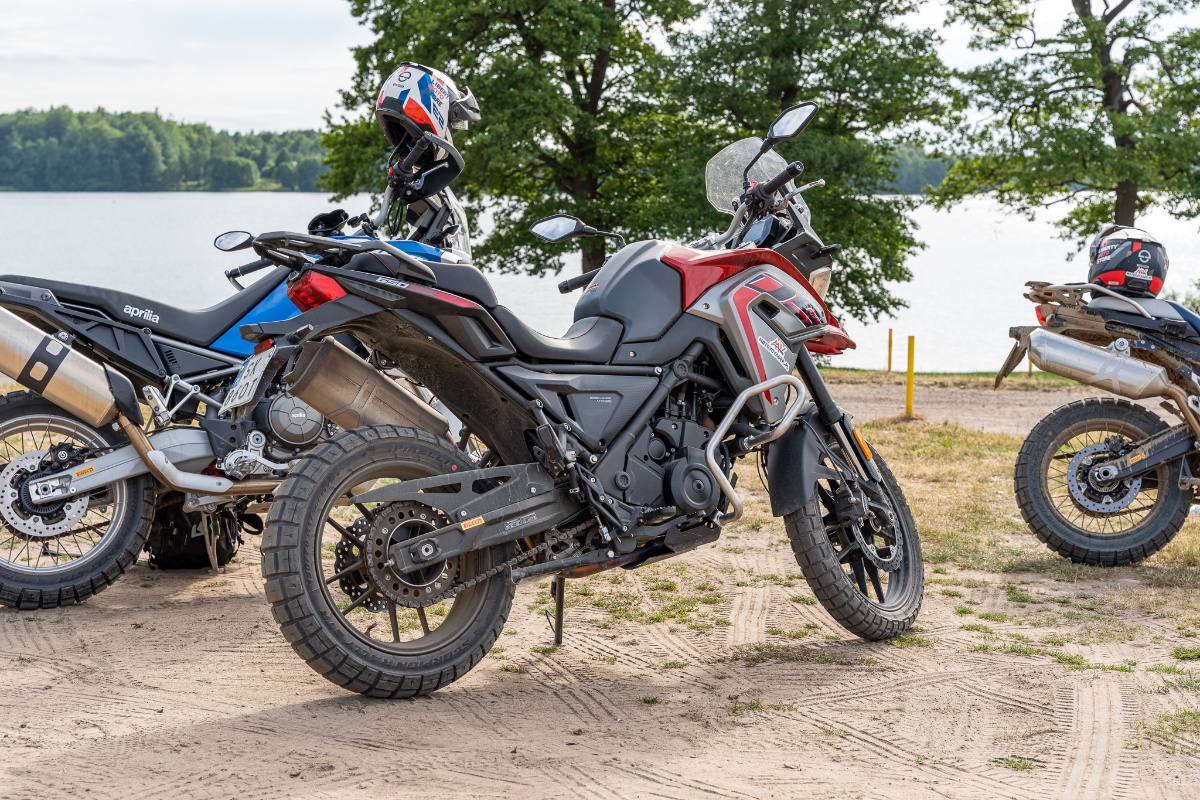 9 pomysł&oacute;w na adventure – wielki test – por&oacute;wnanie motocykli turystyczne enduro 2023 [DesertX, V-Strom 800DE, Tuareg, F850GS, X-Cape, Voge 650DS, 890 ADV R, Norden, Tenere 700]