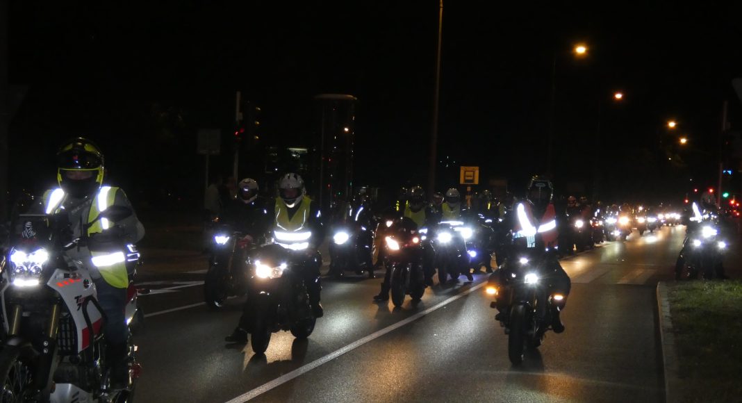 świeć przykładem nocą parada