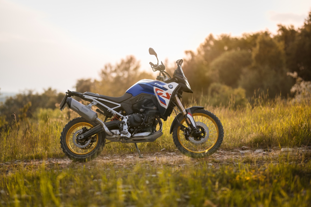 Nowe BMW F 900 GS. Motocykl offroadowy nie tylko w teorii [opis, prezentacja, dane techniczne, video]