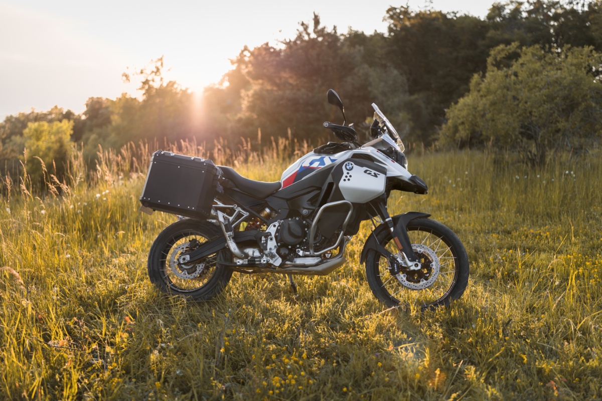 Nowe BMW F 900 GS Adventure. Klasa średnia, klasa premium [opis, prezentacja, dane techniczne]