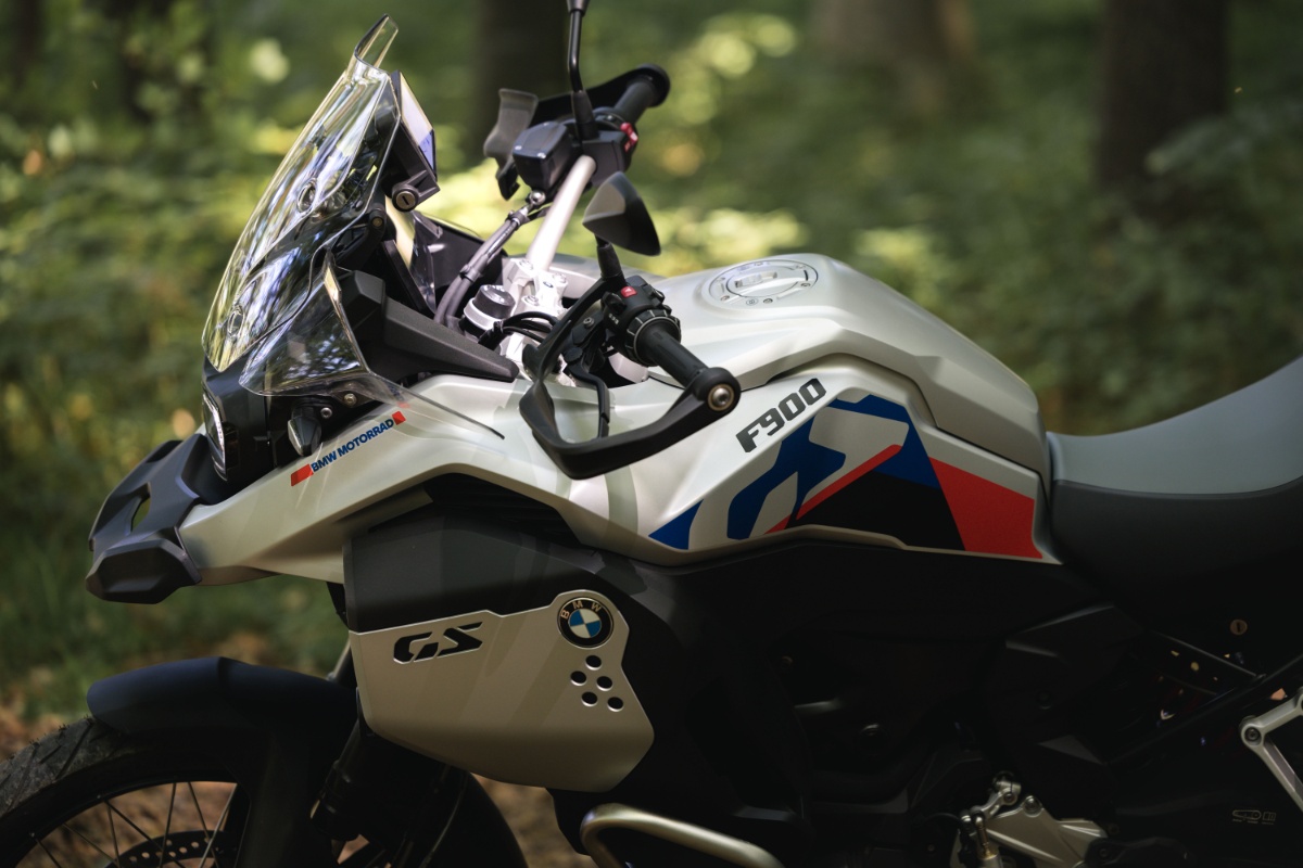 Nowe BMW F 900 GS Adventure. Klasa średnia, klasa premium [opis, prezentacja, dane techniczne]