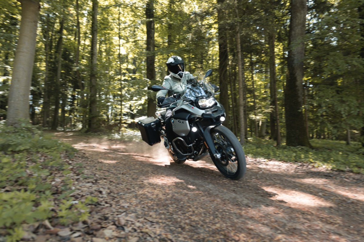 Nowe BMW F 900 GS Adventure. Klasa średnia, klasa premium [opis, prezentacja, dane techniczne]