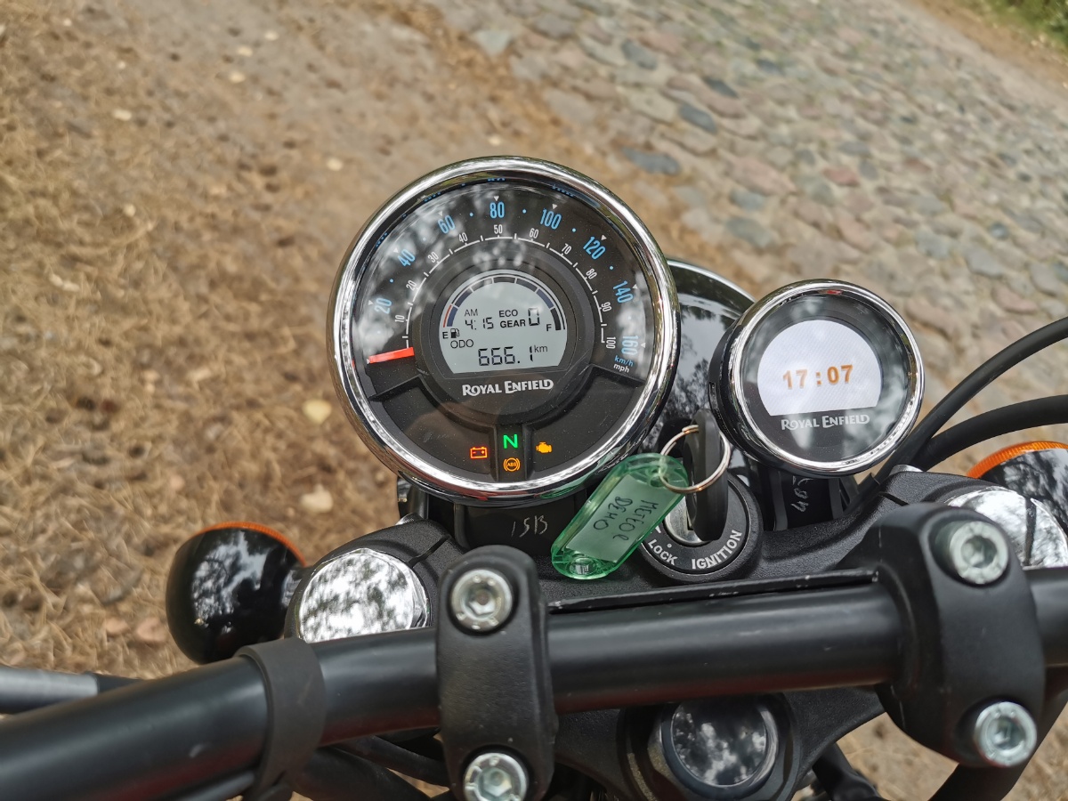 Royal Enfield 350: Classic i Meteor 2023. Tak podobne, a tak r&oacute;żne [por&oacute;wnanie, test, dane techniczne, opinia, wady, zalety, video]