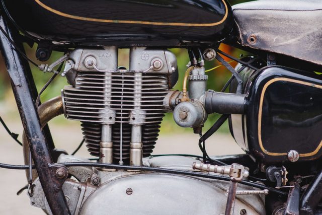 Junak z przebiegiem 819 kilometr&oacute;w wystawiony na aukcji. Cena zwala z n&oacute;g