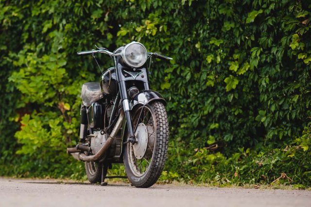 Junak z przebiegiem 819 kilometr&oacute;w wystawiony na aukcji. Cena zwala z n&oacute;g