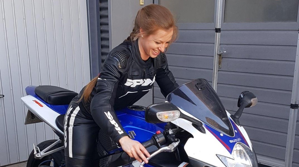 Justyna pomagała innym, a po wypadku na torze sama potrzebuje pomocy. Wesprzyjmy zbi&oacute;rkę!