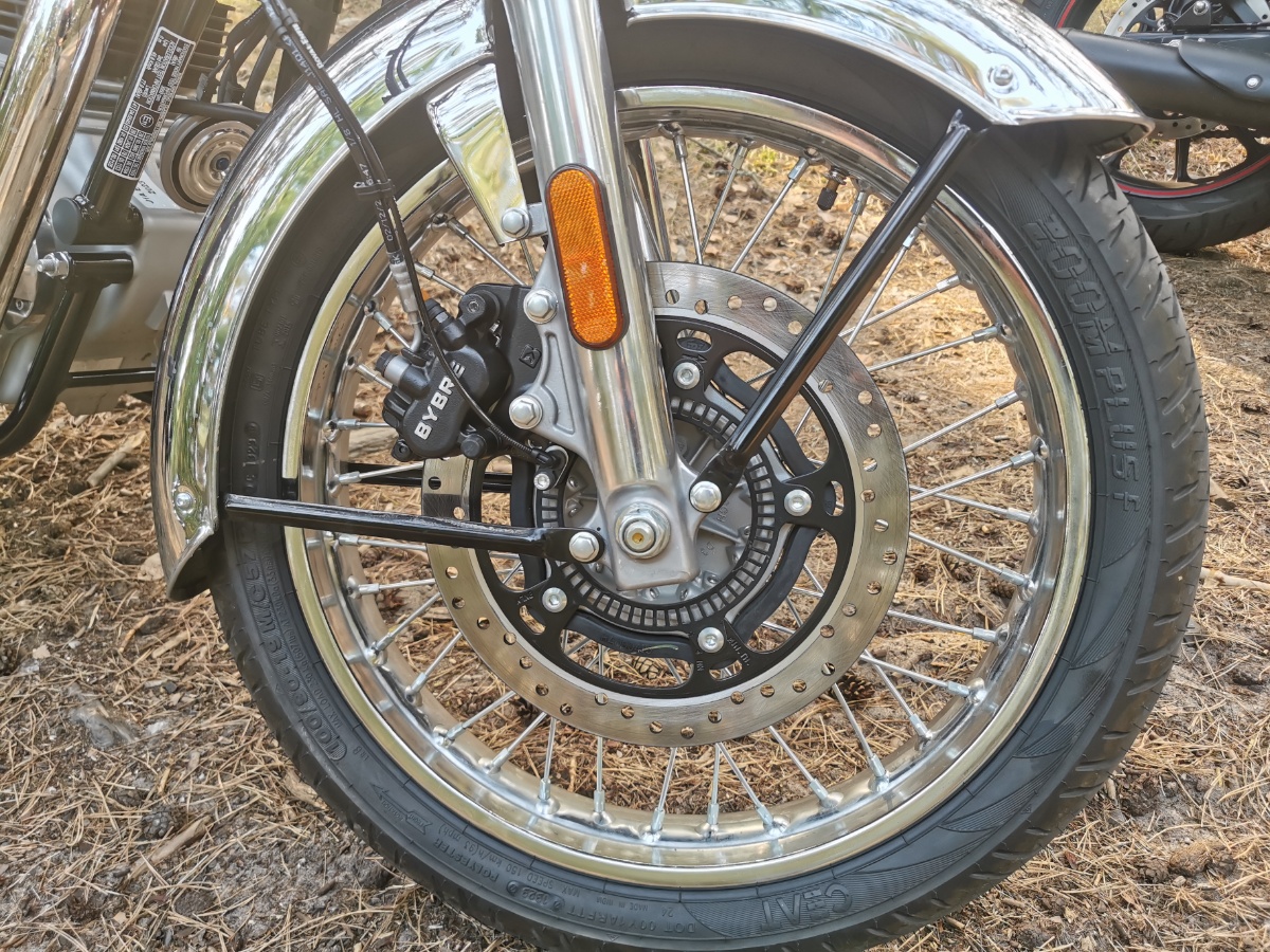Royal Enfield 350: Classic i Meteor 2023. Tak podobne, a tak r&oacute;żne [por&oacute;wnanie, test, dane techniczne, opinia, wady, zalety, video]