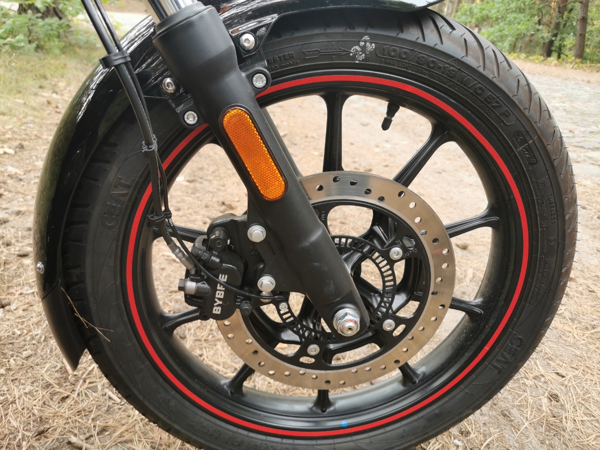 Royal Enfield 350: Classic i Meteor 2023. Tak podobne, a tak r&oacute;żne [por&oacute;wnanie, test, dane techniczne, opinia, wady, zalety, video]