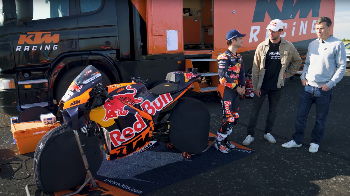 Co jest szybsze w wyścigu r&oacute;wnoległym: motocykl z MotoGP czy bolid Formuły 1? [video]