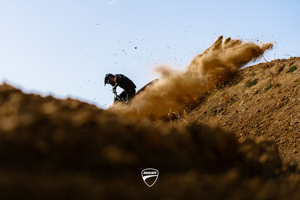 Czerwień przykryta błotem. Ducati wchodzi do świata motocrossu!
