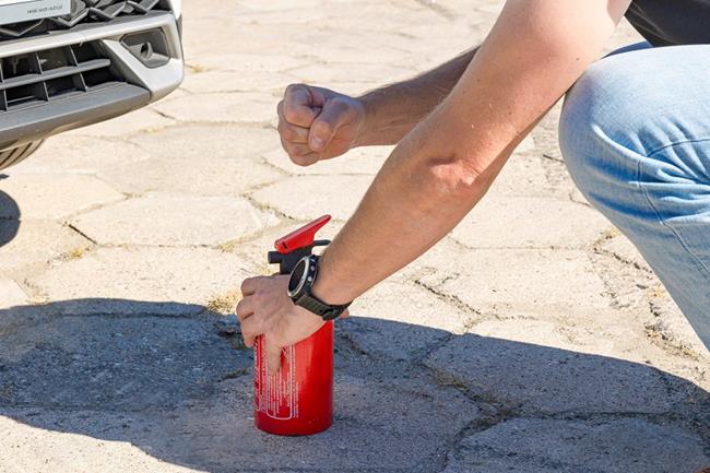 Gaśnica &ndash;&nbsp;nie musisz jej mieć, ale powinieneś umieć używać. Jak gasić pożar auta lub motocykla?
