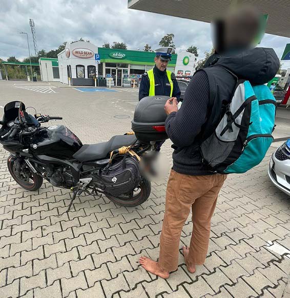 Bez but&oacute;w, bez kasku, z pi&oacute;rami i głośnikiem na kierownicy. Motocyklowy hipis zatrzymany w Łodzi