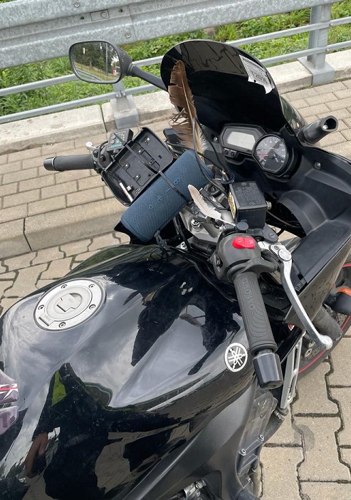 Bez but&oacute;w, bez kasku, z pi&oacute;rami i głośnikiem na kierownicy. Motocyklowy hipis zatrzymany w Łodzi