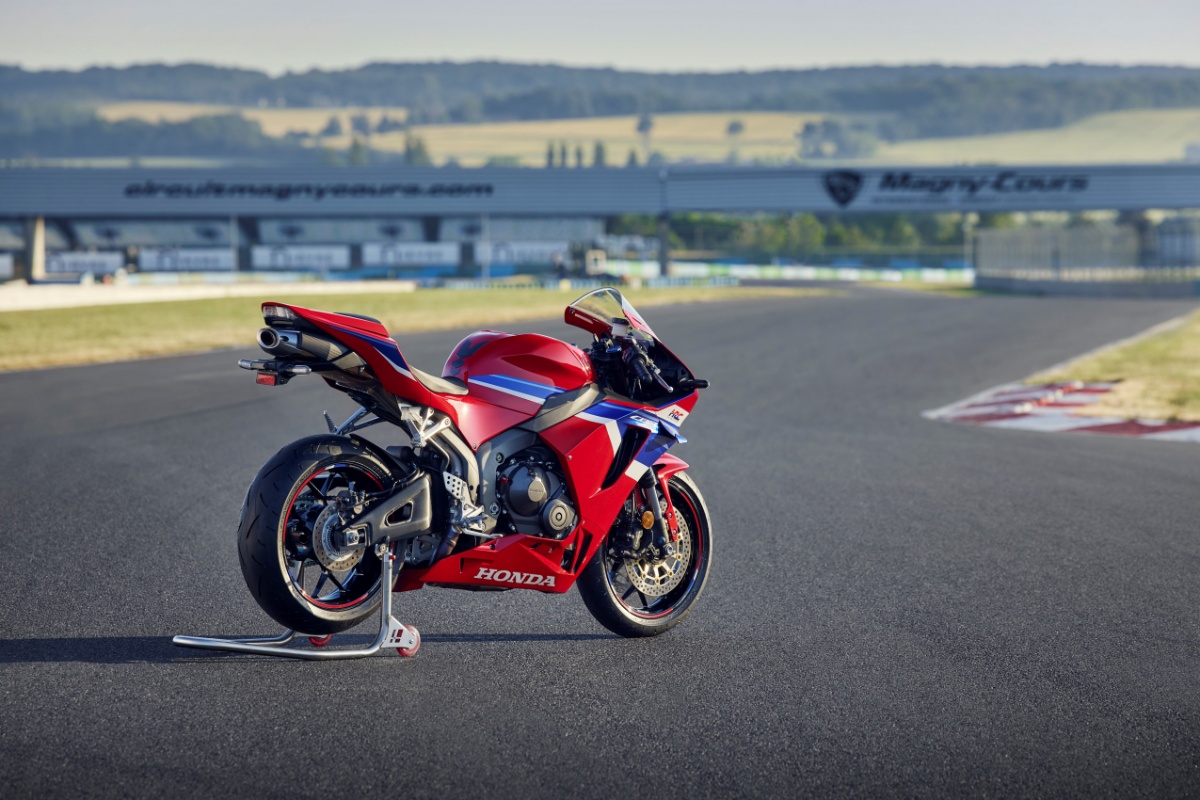 Honda CBR600RR: supersport zmartwychwstały [opis, prezentacja, moc, masa, waga]