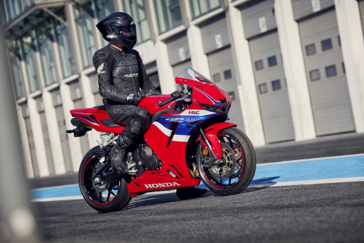 Honda CBR600RR: supersport zmartwychwstały [opis, prezentacja, moc, masa, waga]