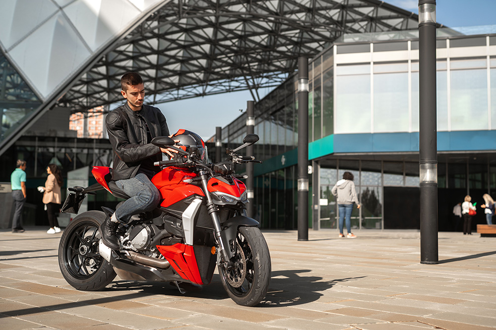 Nie tylko motocykle. Ducati prezentuje kolekcję firmowej odzieży na sezon 2024