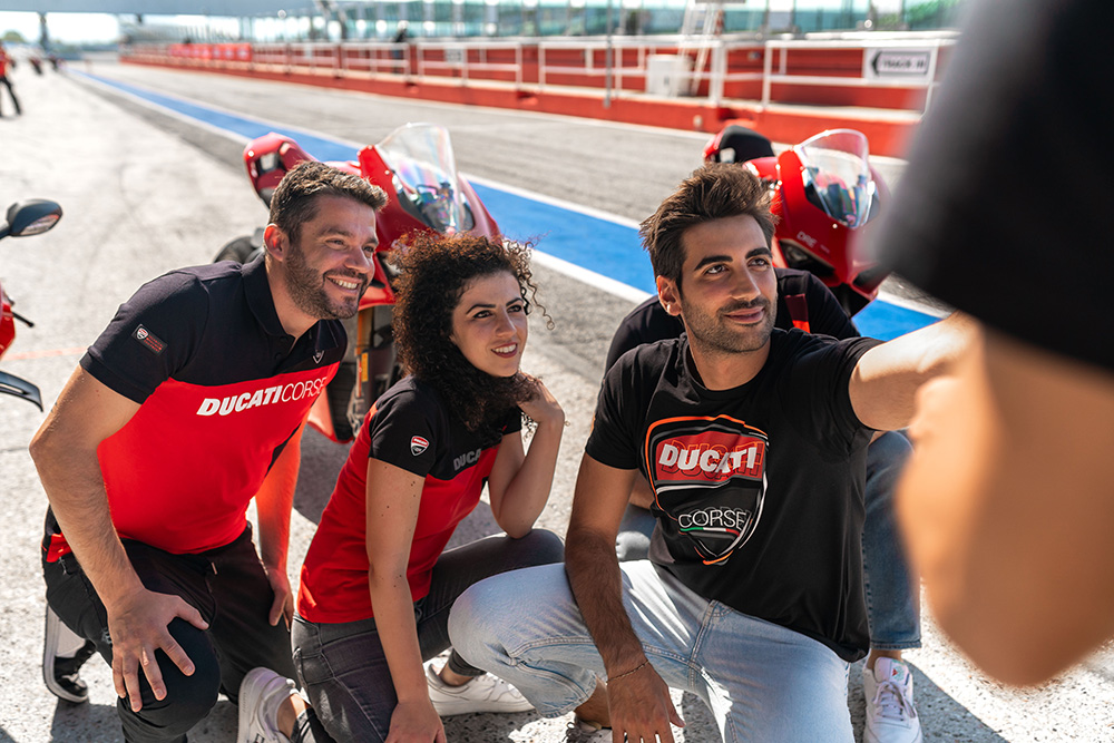 Nie tylko motocykle. Ducati prezentuje kolekcję firmowej odzieży na sezon 2024