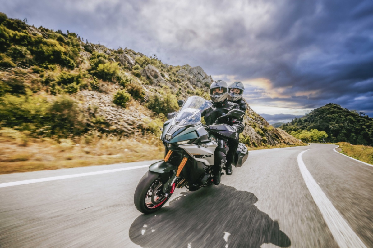 Suzuki GSX-S1000GX: premierowy crossover do szybkiej i wygodnej turystyki [opis, prezentacja, dane techniczne, masa, waga, moc]