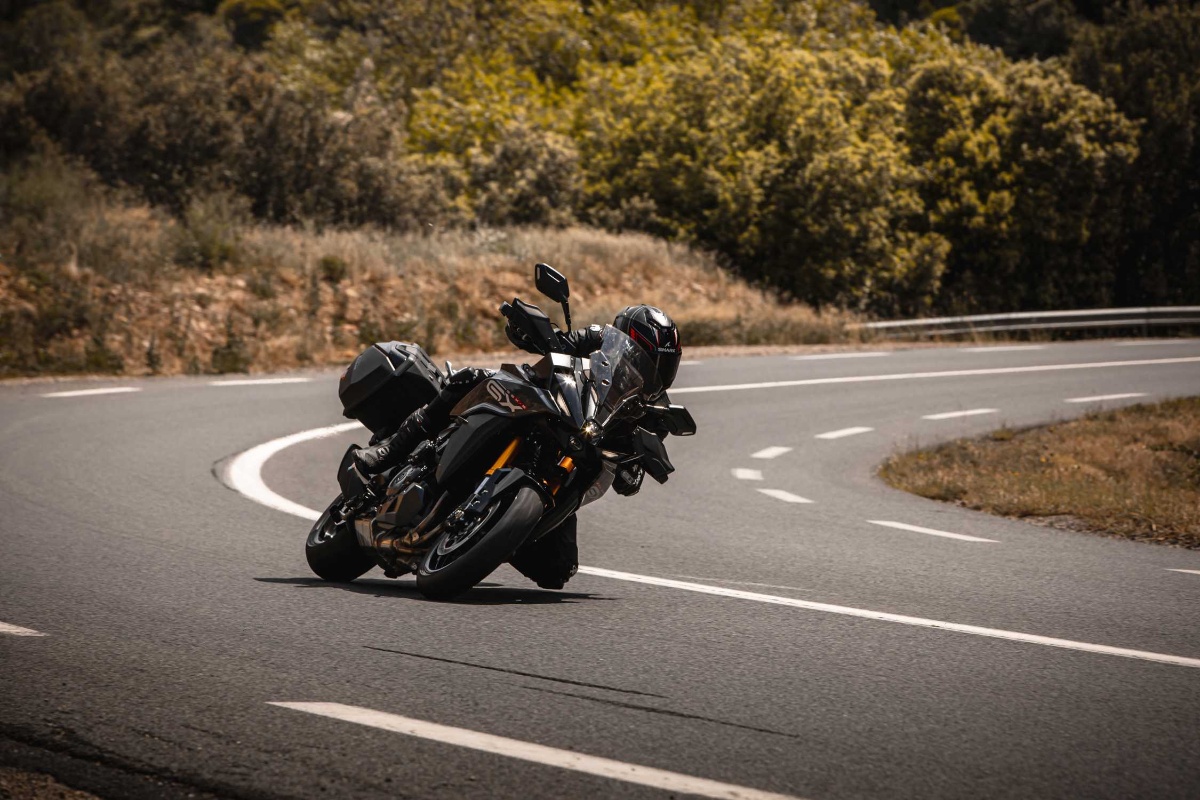 Suzuki GSX-S1000GX: premierowy crossover do szybkiej i wygodnej turystyki [opis, prezentacja, dane techniczne, masa, waga, moc]