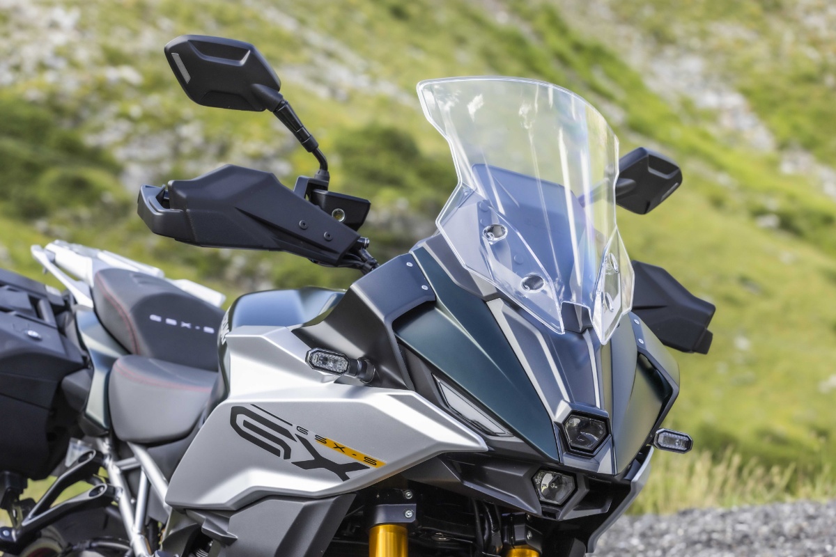 Suzuki GSX-S1000GX: premierowy crossover do szybkiej i wygodnej turystyki [opis, prezentacja, dane techniczne, masa, waga, moc]