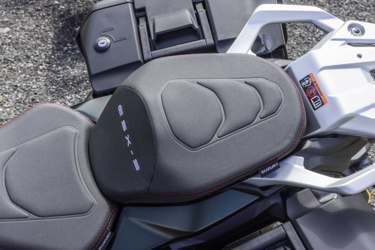 Suzuki GSX-S1000GX: premierowy crossover do szybkiej i wygodnej turystyki [opis, prezentacja, dane techniczne, masa, waga, moc]