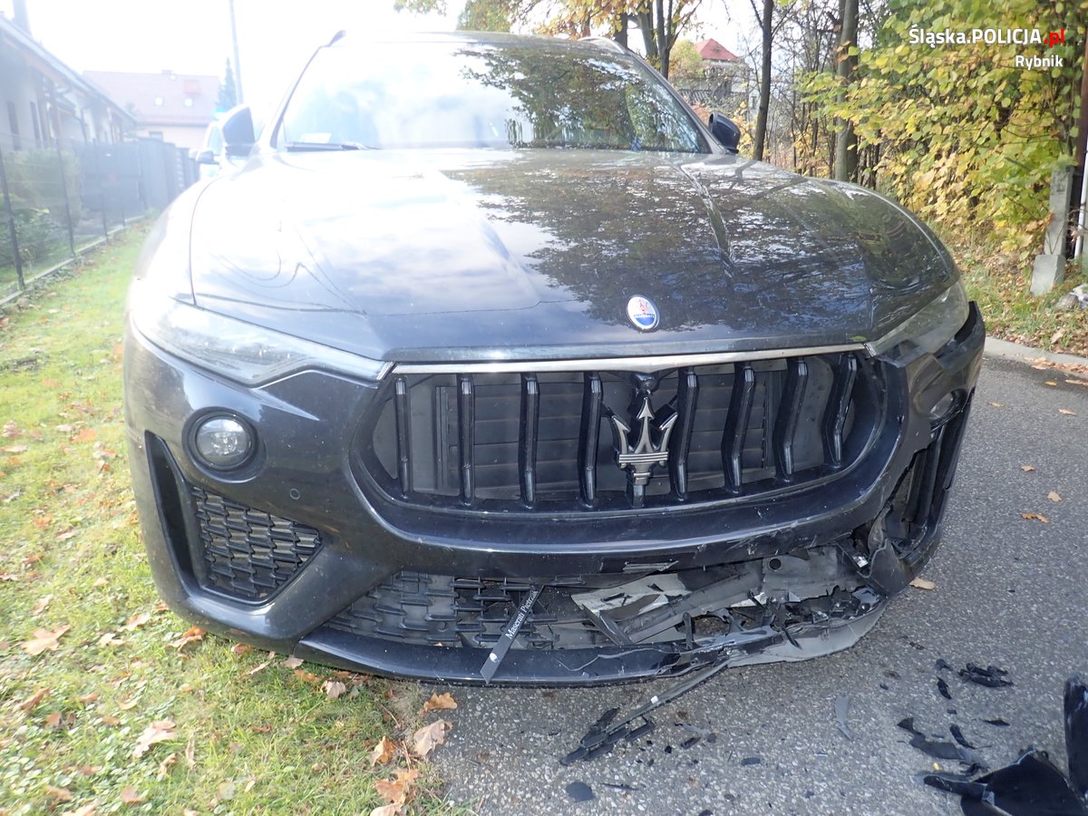 Uderzył skuterem w Maserati. Zapłaci kilkadziesiąt tysięcy zł z własnej kieszeni