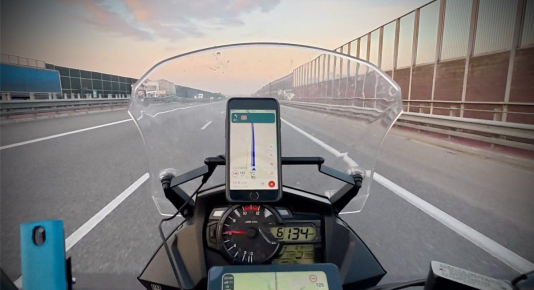 kokpit telefon ekran carplay nawigacja yanosik