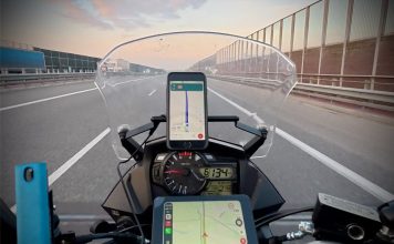 kokpit telefon ekran carplay nawigacja yanosik
