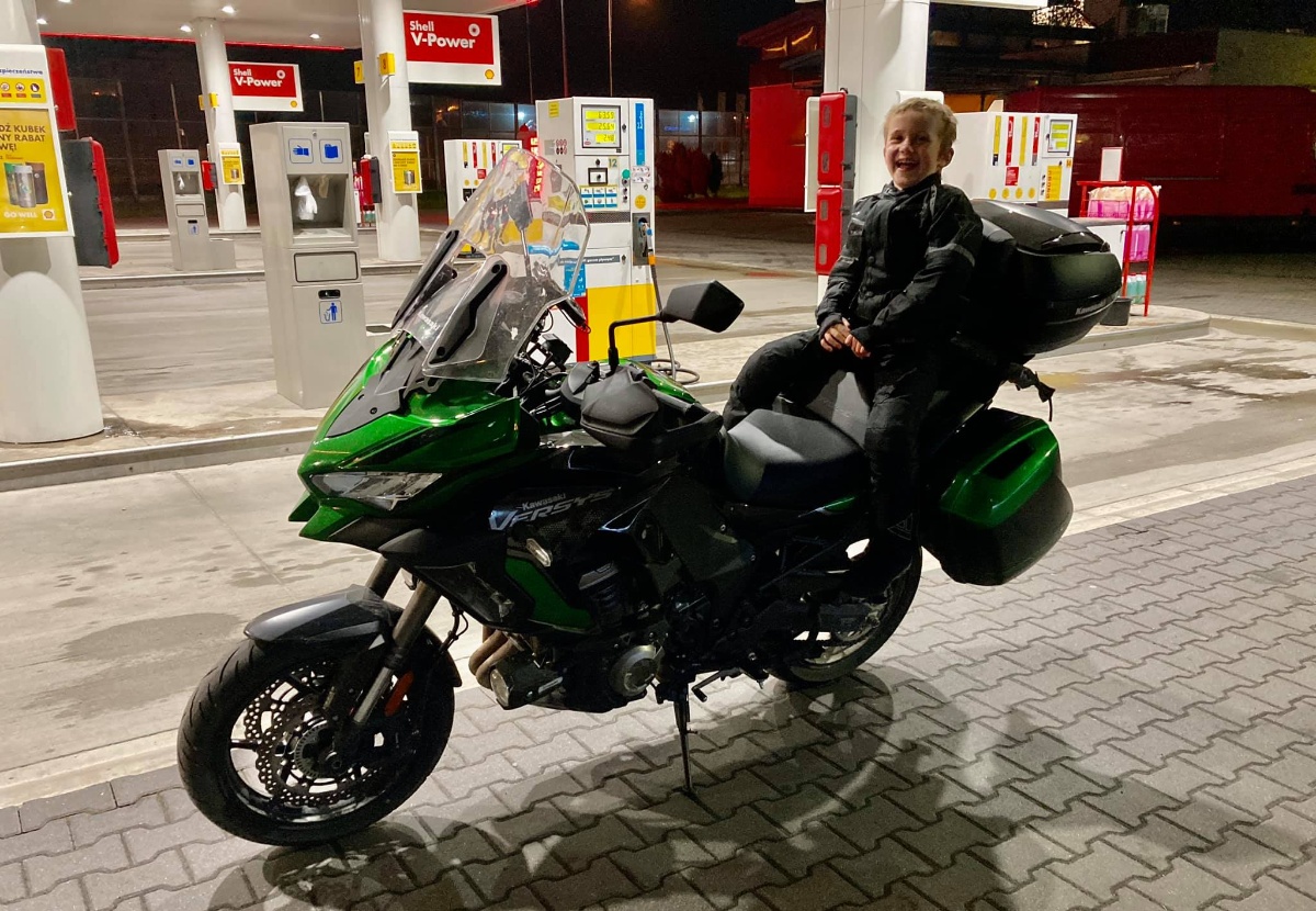Od jakiego minimalnego wieku można przewozić dzieci motocyklem w krajach Europy? [limity, przepisy, lista]