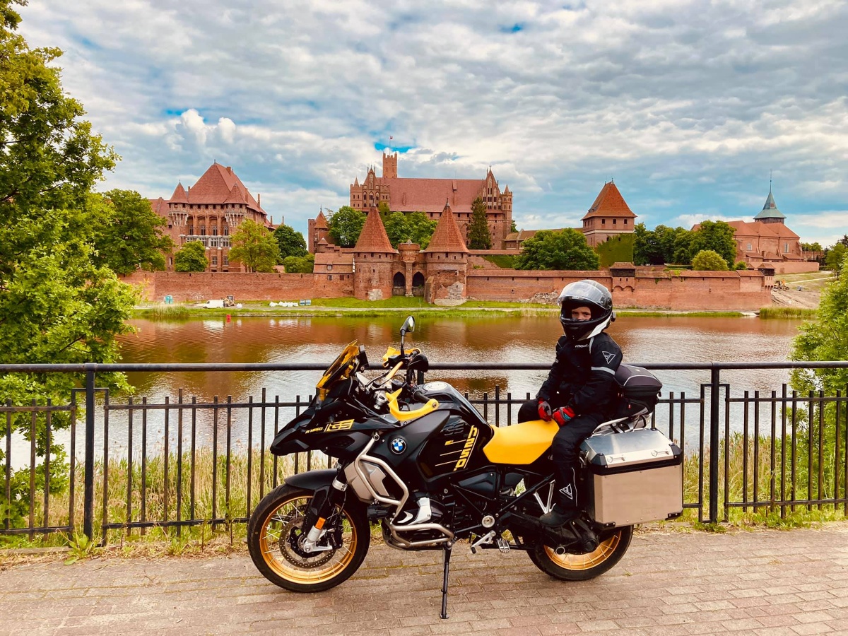 Od jakiego minimalnego wieku można przewozić dzieci motocyklem w krajach Europy? [limity, przepisy, lista]