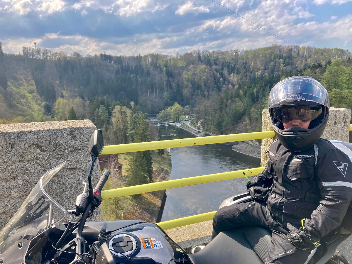 Od jakiego minimalnego wieku można przewozić dzieci motocyklem w krajach Europy? [limity, przepisy, lista]