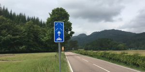 Szkocja znaki na zakrętach 1