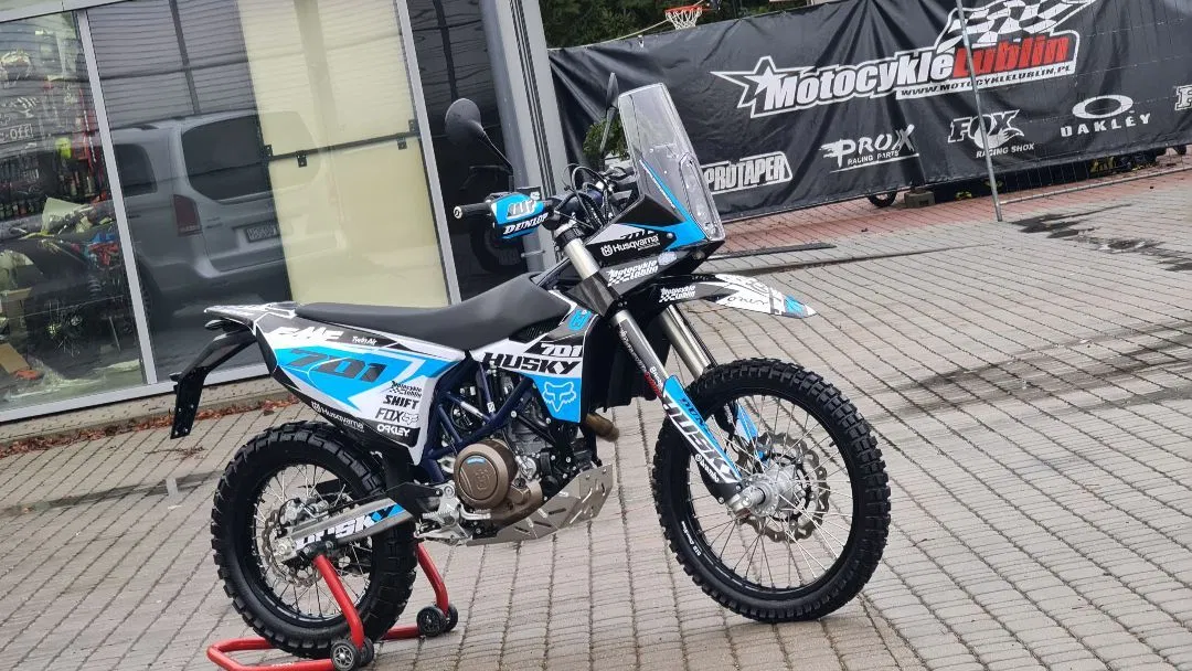 Do tańca i r&oacute;żańca. 8 bardzo uniwersalnych motocykli na szosę, do miasta i w teren. Do 10, 15 tys. zł i droższe [zestawienie]