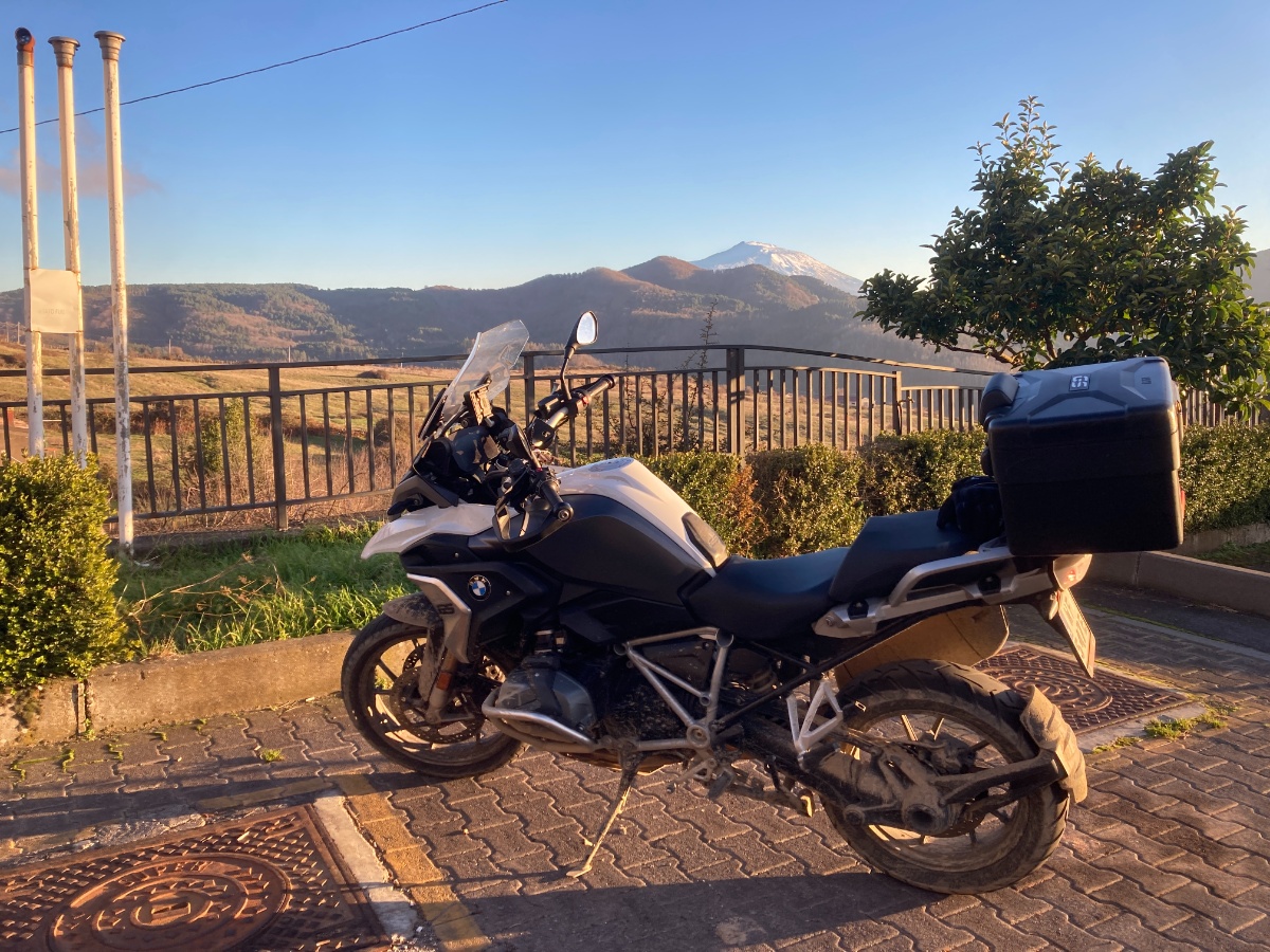 Pod Etną w środku zimy. Motocyklowy długi weekend na Sycylii