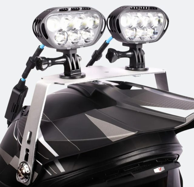 Reflektory LED na kask motocyklowy 12400 lumen&oacute;w! Dzień przed twoim motocyklem nawet w czarną noc…