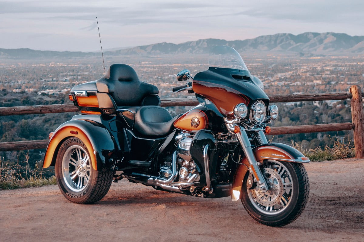 Kultowe ikony Harleya. Premiera modelu Hydra-Glide Revival w limitowanej serii i maszyn Tobacco Fade Enthusiast podczas Daytona Bike Week