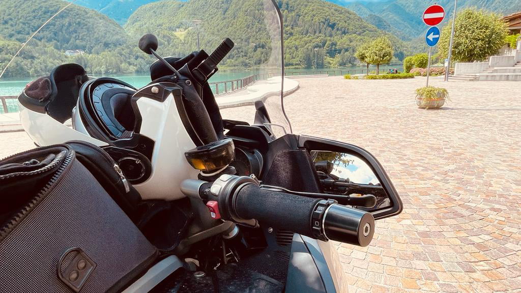 Jak zrobić i ile kosztuje tempomat do motocykla? Lepszy mechaniczny czy elektroniczny? Gdzie kupić i czy są uniwersalne? [MCCruise, Kaoko, Oxford, Kuryakyn]