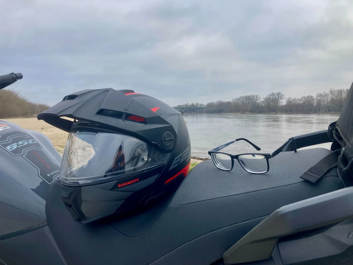 Jaki kask do okular&oacute;w, jakie okulary do kasku? Czy w okularach korekcyjnych można jeździć motocyklem? Jak zakładać i nosić?