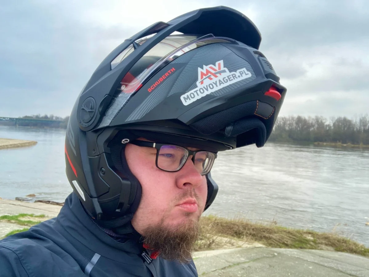 Jaki kask do okular&oacute;w, jakie okulary do kasku? Czy w okularach korekcyjnych można jeździć motocyklem? Jak zakładać i nosić?