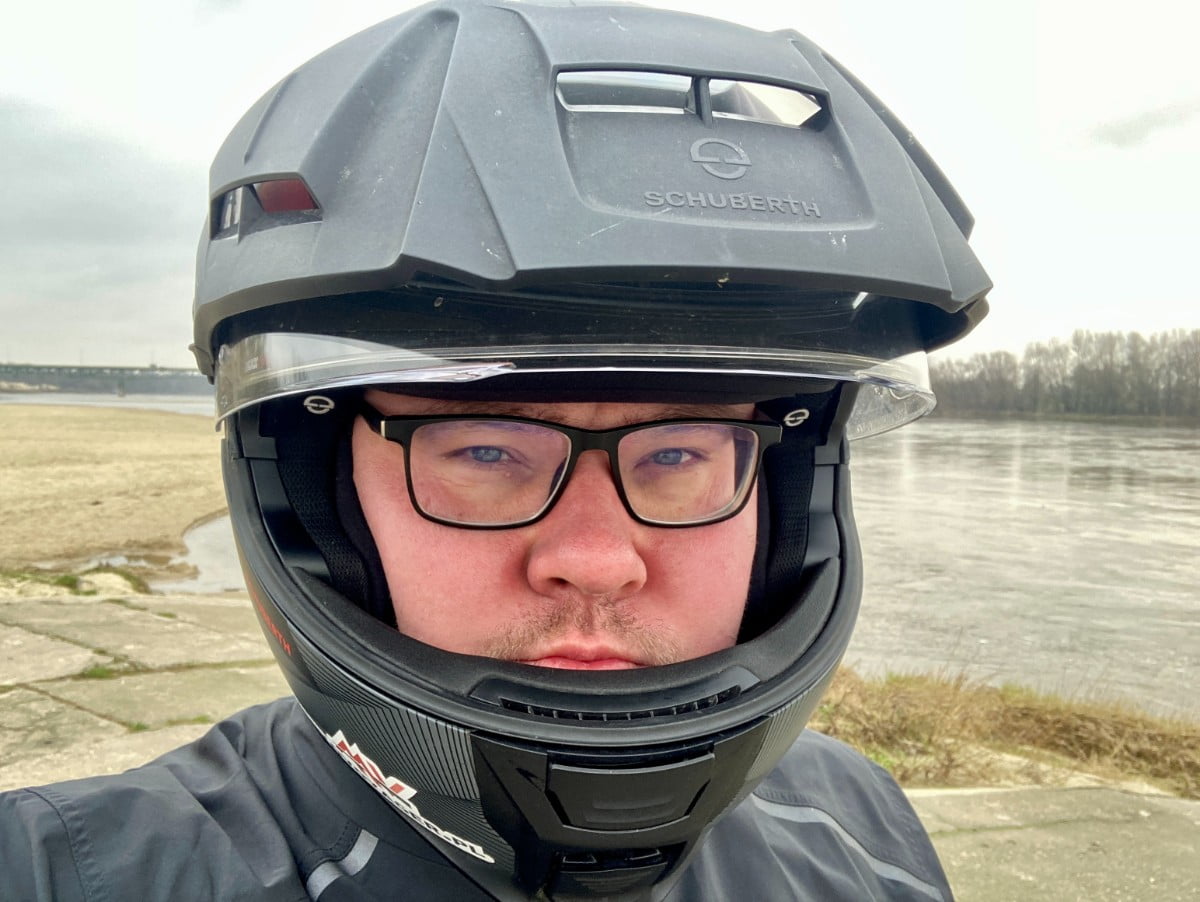 Jaki kask do okular&oacute;w, jakie okulary do kasku? Czy w okularach korekcyjnych można jeździć motocyklem? Jak zakładać i nosić?