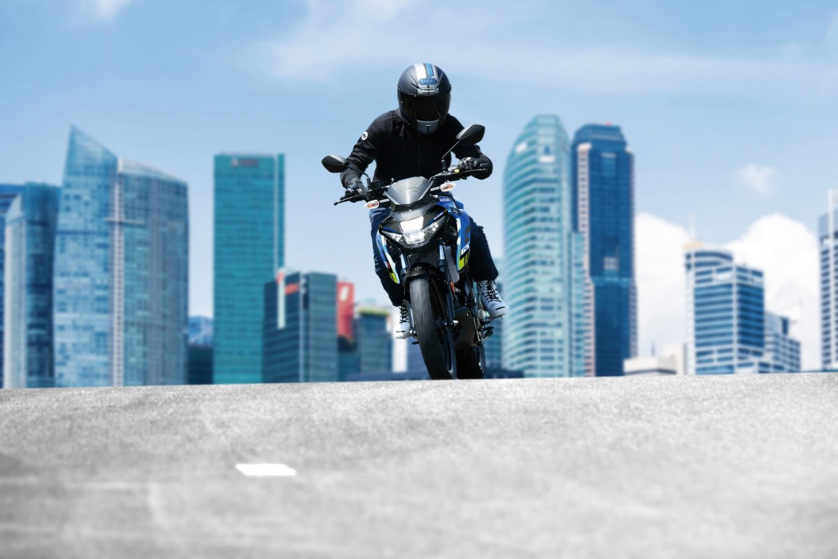 Co kupić &ndash; motocykl czy skuter 125 cm3? Co jest szybsze, co wygodniejsze, a co lepiej się prowadzi? Czy w og&oacute;le jest sens kupować 125-tkę na kat. B?