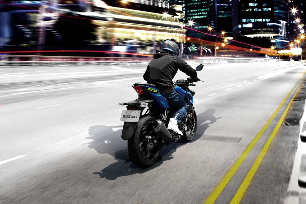 Co kupić &ndash; motocykl czy skuter 125 cm3? Co jest szybsze, co wygodniejsze, a co lepiej się prowadzi? Czy w og&oacute;le jest sens kupować 125-tkę na kat. B?