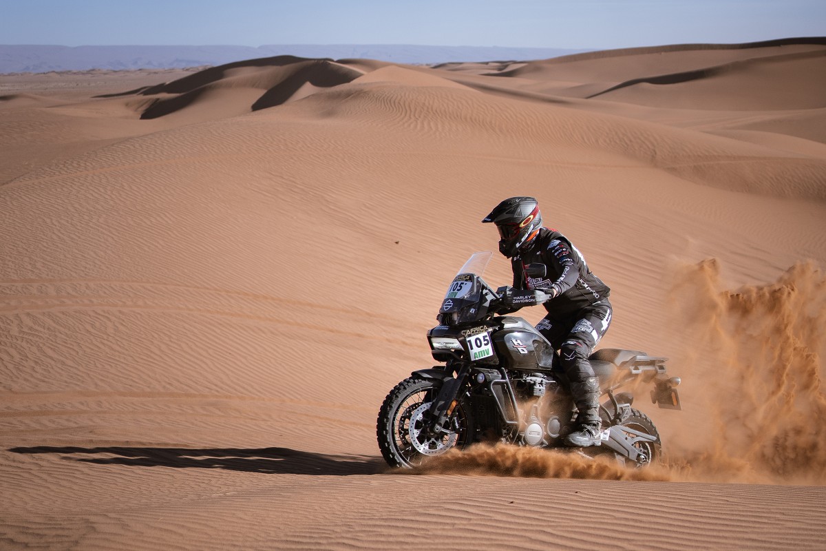 Harley Pan America 1250 w oku kamery. Obejrzyj serial o zmaganiach Joana Pedrero w rajdzie Africa Eco Race