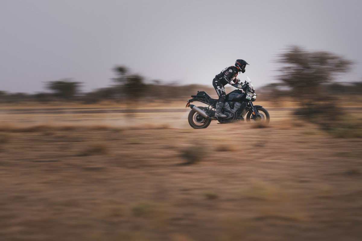 Harley Pan America 1250 w oku kamery. Obejrzyj serial o zmaganiach Joana Pedrero w rajdzie Africa Eco Race