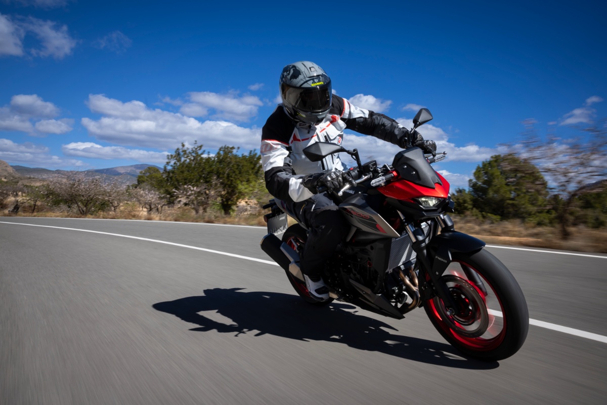 Najtańsze i nie tylko chińskie motocykle typu naked i sport na kat. A2. 17 modeli na początek i na dłużej, na tor, do miasta i turystyki [zestawienie, 2025]