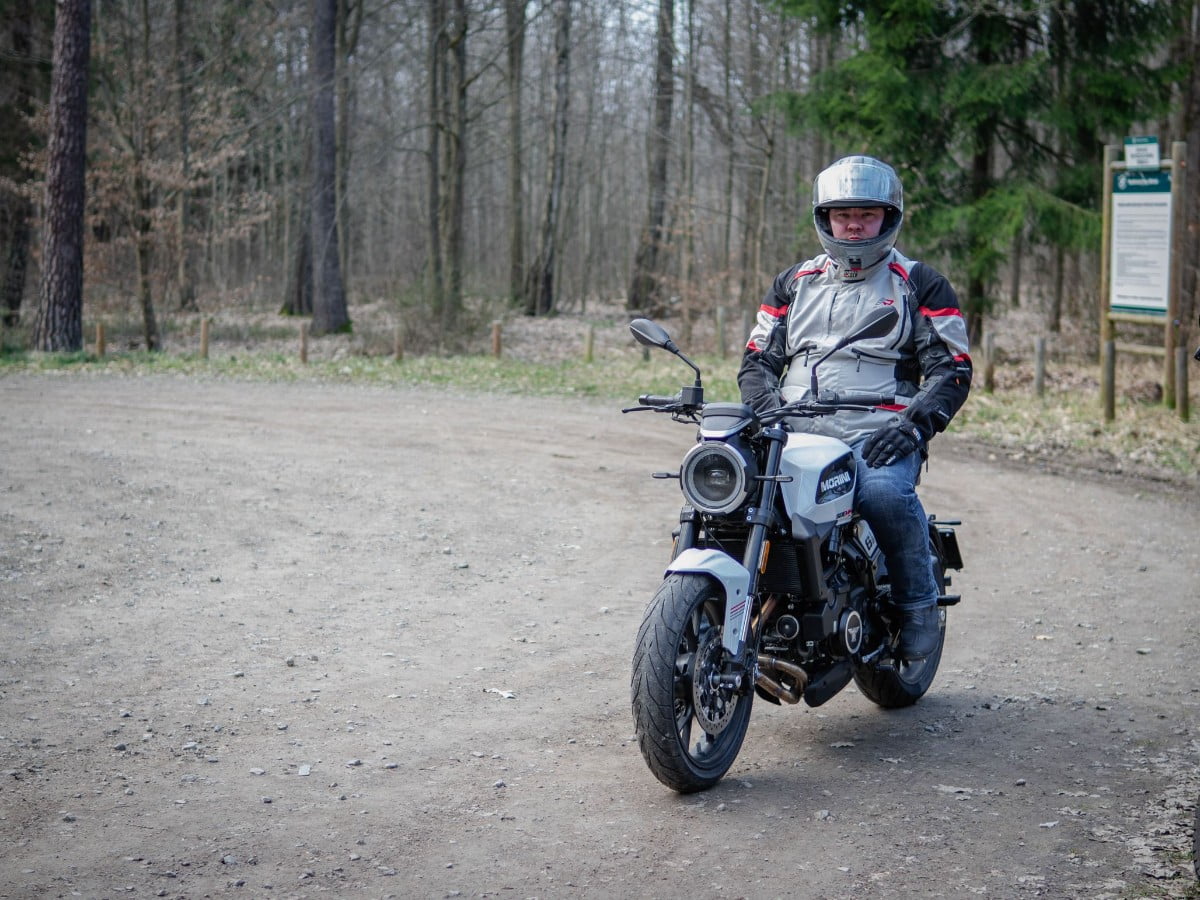 Moto Morini Seiemmezzo STR. Zwinny, uniwersalny, kuszący [test, recenzja, opinia, dane techniczne, cena, 2024, A2]