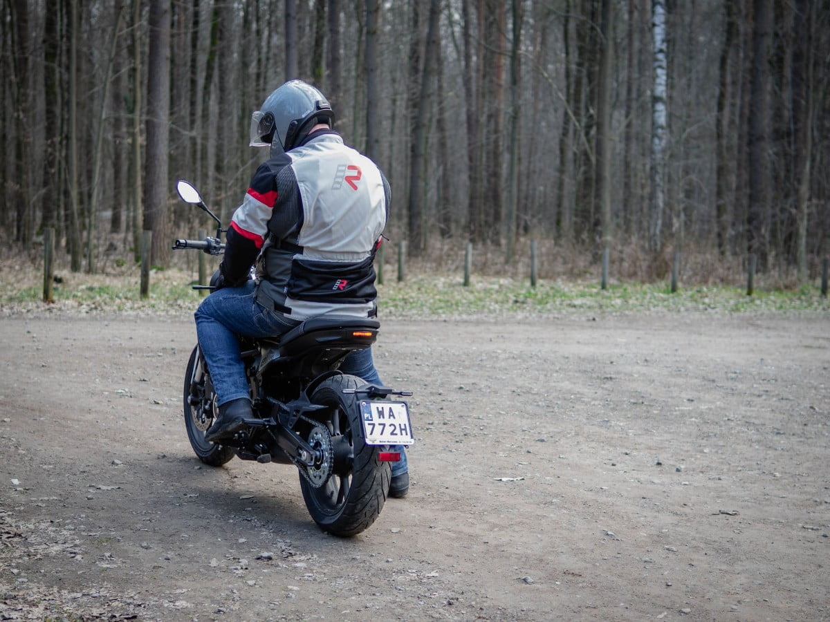 Moto Morini Seiemmezzo STR. Zwinny, uniwersalny, kuszący [test, recenzja, opinia, dane techniczne, cena, 2024, A2]