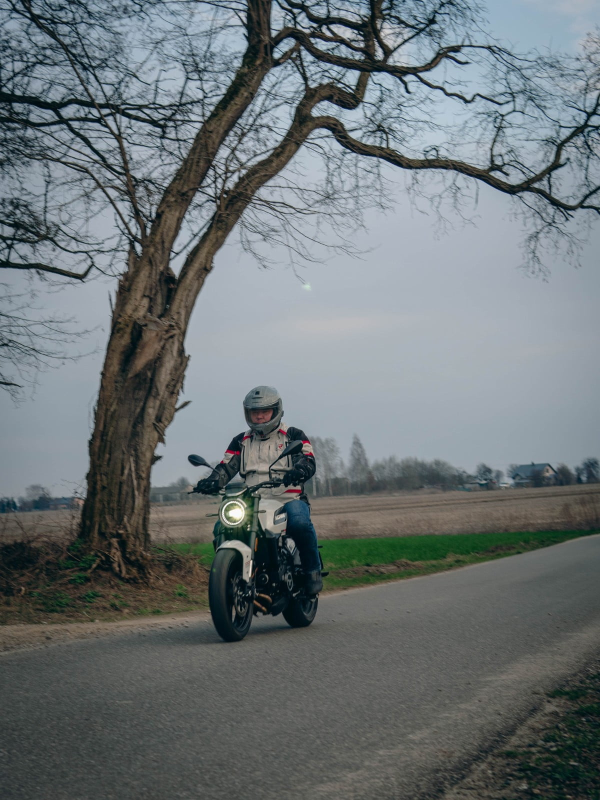 Moto Morini Seiemmezzo STR. Zwinny, uniwersalny, kuszący [test, recenzja, opinia, dane techniczne, cena, 2024, A2]